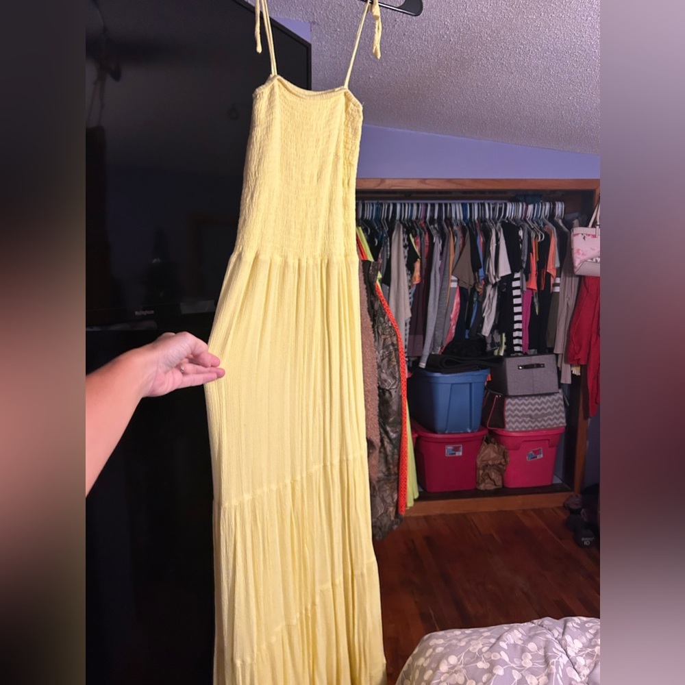 Yellow very flowing summer dress fashion nova small